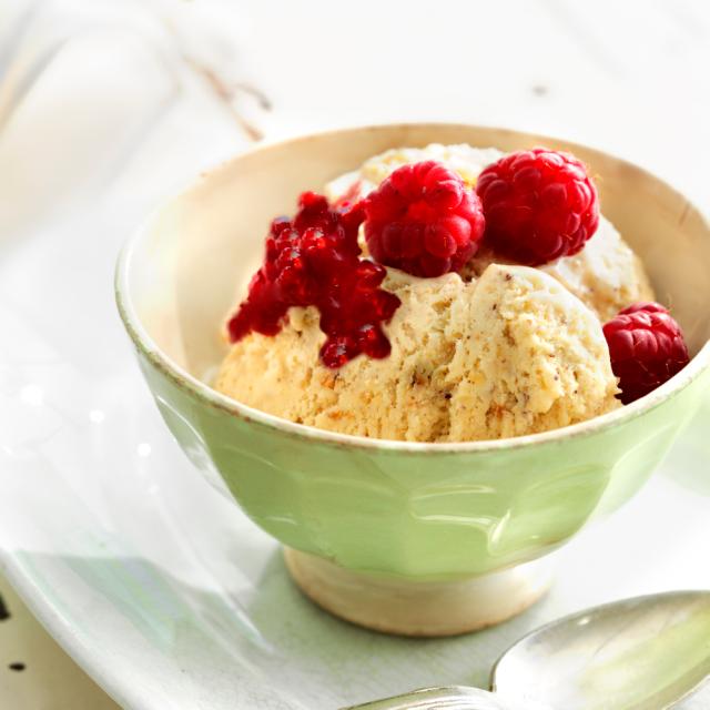 Hazelnut ice cream with raspberries