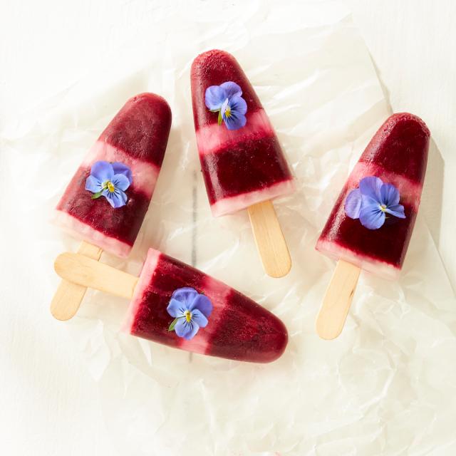 Ice pops with forest berries and mint