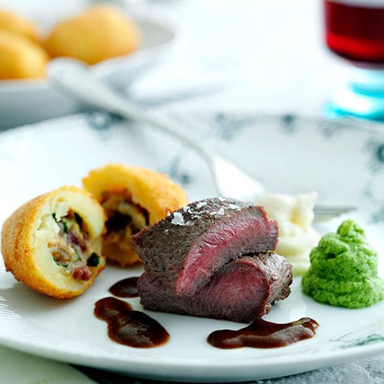 Fillet of lamb with creamed cauliflower and broccoli, stuffed potatoes and thyme gravy